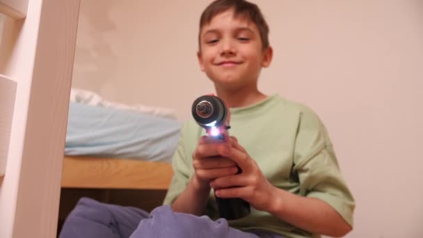Portrét Chlapce Červeným Elektrickým Šroubovákem Chlapec Naučí Používat Stavební Nářadí — Stock video
