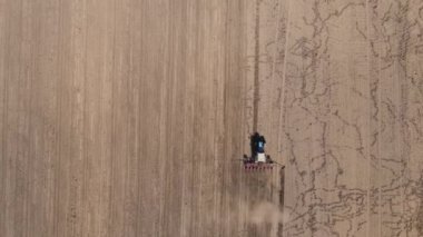 Doğu Avrupa 'daki eski mavi traktörün hava manzarası Ukrayna Belarus mısır tarlası ekiyor. Bahar tarlası ekildi. Eski mavi traktör ormanın yakınına bir tarla eker.