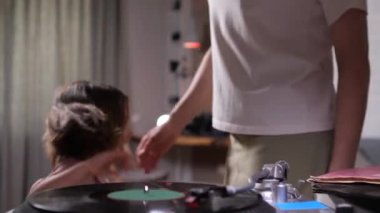Küçük kız müziği açar ve annesiyle dans etmeye başlar. Anne ve kızı eski bir vinil pikaptan müzik eşliğinde dans ediyorlar. Anne ve kızı birlikte vakit geçiriyorlar.