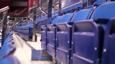 Minsk Belarus 'taki Chizhovka Arena' nın boş mavi seyirci koltuklarına yakın plan. Hokey maçından önceki boş seyirci koltukları, konser. Katlanmış sandalyeler, koltuklar