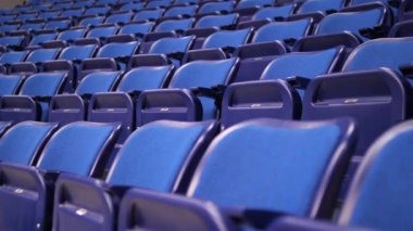 Minsk Belarus 'taki Chizhovka Arena' nın boş mavi seyirci koltuklarına yakın plan. Hokey maçından önce boş seyirci koltukları, konser.