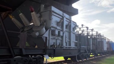 Tren platformunda büyük bir elektrik jeneratörü var. Mobil elektrik jeneratörü. Elektrik üretmek için özel tren. Yüksek voltaj