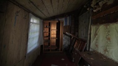 Terk edilmiş ahşap ev. Zavallı adam kulübesi. Radyoaktif serpinti. Terk edilmiş ahşap ev. Zavallı adam kulübesi. Radyoaktif serpinti. Terk edilmiş tozlu bir odada açık bir dolap. Kamera tele zum yapıyor.