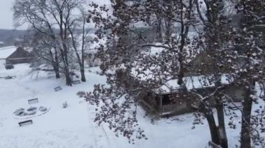 Kar yağışında, kış günü, karlı ormanın arasında, karlı bir evin içinde, karlı bir kar vardı. Yüksek kalite 4k görüntü