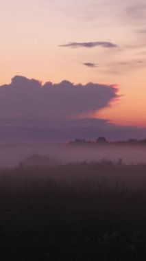 Nehir vadisinde sislerin aktığı dikey zaman dilimi. Kırsalda güzel sisli bir sabah, güneş doğuyor. Yüksek kalite 4k görüntü