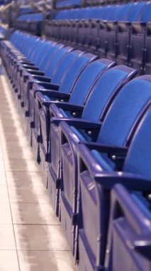 Minsk Belarus 'taki Chizhovka Arena' da boş mavi seyirci koltukları. Hokey maçından önceki boş seyirci koltukları, konser. geniş çekim