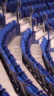 Minsk Belarus 'taki Chizhovka Arena' da boş mavi seyirci koltukları. Hokey maçından önceki boş seyirci koltukları, konser. geniş çekim