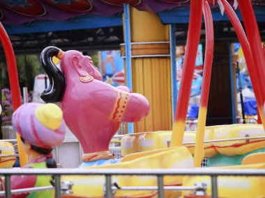 Lunaparkta renkli bir atlıkarınca