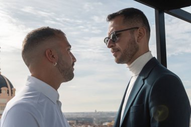 Lüks takım elbiseli iki eşcinsel, evlendikten sonra birbirlerine yakından bakarlar. Açık havada..