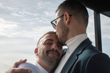 Homoseksüel çift şık elbiseler giyer.