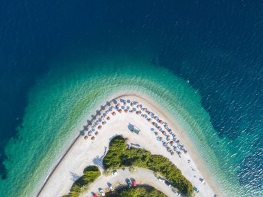 Yunanistan 'ın Alonissos kentindeki Agios Georgios plajının hava manzarası