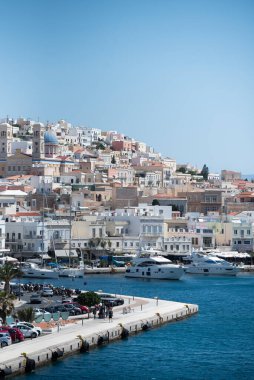 Yunanistan 'ın Syros adasındaki Ermoupolis kenti ve limanı