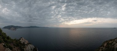 Uçurumdan deniz manzarası