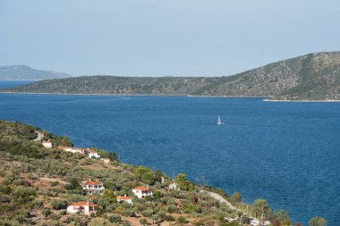 Küçük bir kasabanın yakınında okyanusta seyreden bir tekne.