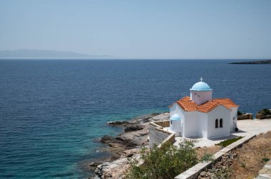 Okyanusa bakan kayalıklarda küçük beyaz bir kilise.
