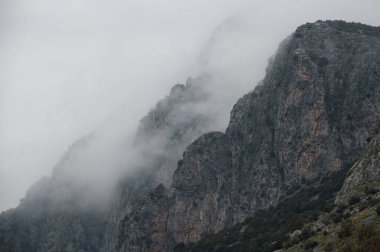 Birkaç bulutlu bir dağ.