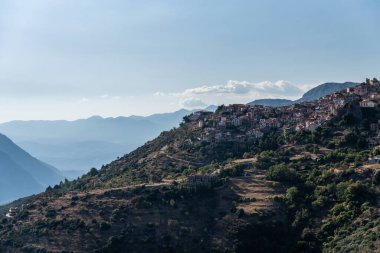 Yunanistan, Arachova 'da bir vadisi olan bir dağda küçük bir kasaba.
