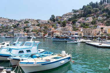 Yunanistan 'ın Simi adasında çok sayıda teknesi olan bir liman.