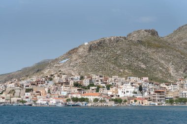 Arkasında dağ olan deniz, Kalymnos Adası, Yunanistan