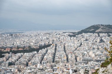 Atina şehrinin arka planında bir dağ var