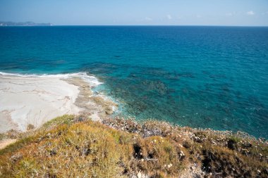 Bir uçurumdan sahili görmek