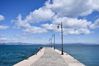 Suda teknesi olan bir iskele.