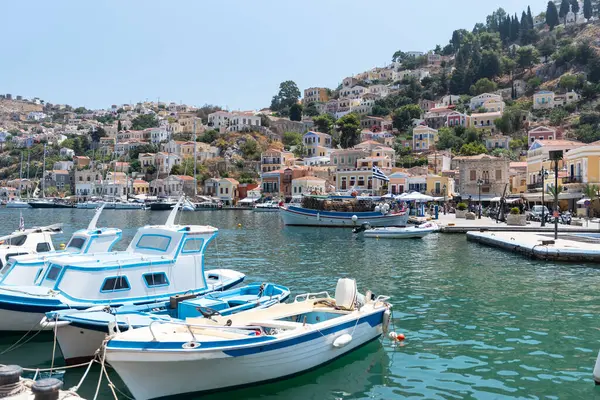 Yunanistan 'ın Simi adasında çok sayıda teknesi olan bir liman.