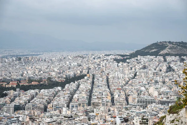 Atina şehrinin arka planında bir dağ var
