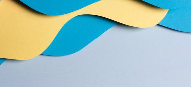 Soyut renkli kağıt dokusu arkaplanı. Minimum kağıt, geometrik şekil katmanları ve açık mavi ve sarı çizgilerle kompozisyonu keser. Üst görünüm.