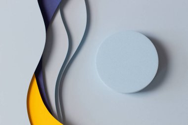 Kağıt üzerinde boş yuvarlak geometrik şekil açık mavi podyum platform soyut asgari geometrik şekil mavi ve sarı renk arkaplan. Ürün görüntüleme için üst görünüm modeli.