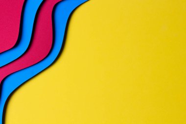 Soyut renkli kağıt dokusu arkaplanı. Asgari kağıt, geometrik şekil katmanları ve sarı arkaplanda açık mavi ve kırmızı renkli çizgilerle stil kompozisyonu keser. Üst görünüm.