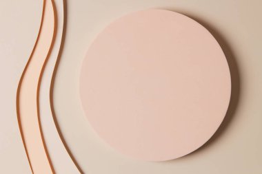 Kağıt üzerinde boş yuvarlak geometrik şekil podyumu soyut minimum geometrik şekil açık kahverengi zemin. Ürün görüntüleme için üst görünüm modeli.