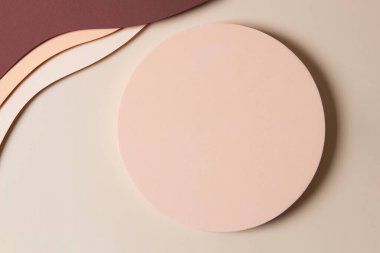 Kağıt üzerinde boş yuvarlak geometrik şekilli podyum, soyut minimum geometrik şekil bej ve kahverengi zemin. Ürün görüntüleme için üst görünüm modeli.