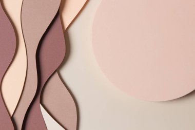 Kağıt üzerinde boş geometrik şekilli podyum, soyut minimum geometrik şekilli bej ve kahverengi arkaplan. Ürün görüntüleme için üst görünüm modeli.