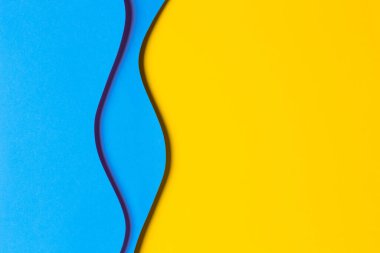 Soyut renkli kağıt dokusu arkaplanı. Asgari kağıt, geometrik şekil ve çizgilerin sarı, açık mavi ve yeşil renkli katmanlarını kesiyor. Üst görünüm, alanı kopyala