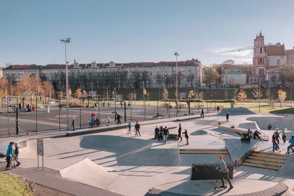 立陶宛维尔纽斯 2022年10月31日 维尔纽斯Neris河畔现代白桥运动场的户外运动和休闲娱乐活动 — 图库照片