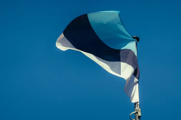 Bandera Estonia Ondeando Cielo Azul Día Soleado — Foto de Stock