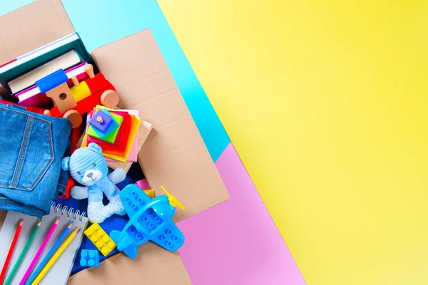 Κουτί Δωρεάς Παιδικά Παιχνίδια Βιβλία Ρούχα Για Φιλανθρωπία Γαλάζιο Φόντο — Φωτογραφία Αρχείου