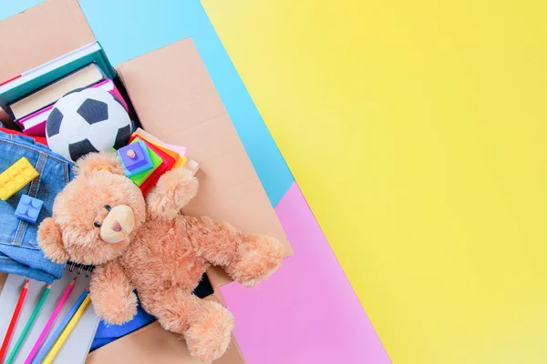 Adományok Doboz Gyerek Játékok Könyvek Ruházat Jótékonysági Színes Sárga Rózsaszín — Stock Fotó