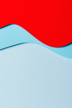 Soyut renkli kağıt dokusu arkaplanı. Asgari kağıt, geometrik şekil katmanları ve açık mavi ve kırmızı çizgilerle stil kompozisyonu keser. Üst görünüm.