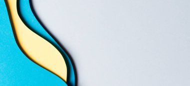 Soyut renkli kağıt dokusu arkaplanı. Minimum kağıt, geometrik şekil katmanları ve açık mavi ve sarı çizgilerle kompozisyonu keser. Üst görünüm.