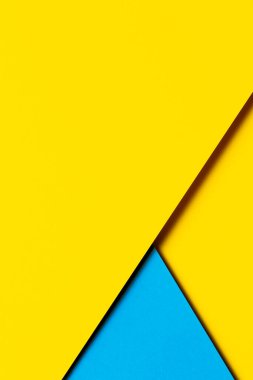 Soyut renkli kağıt dokusu arkaplanı. Asgari geometrik şekil ve çizgiler sarı ve açık mavi renklerde.