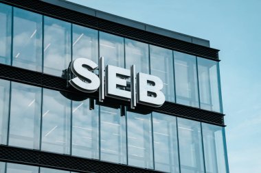 SEB banka logosu modern SEB banka binasının 09 Kasım 2022 tarihinde Vilnius, Litvanya 'da. SEB Bank, İsveç SEB Grubu 'nun yan kuruluşu olan Litvanya Ticaret Bankası' dır..