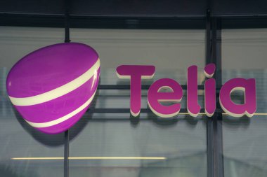 Vilnius, Litvanya - 9 Kasım 2022: ofis binasında Telia logosu. Telia İsveç 'te, Finlandiya' da, Norveç 'te, Danimarka' da, Baltık Devletlerinde bulunan İsveç telekomünikasyon şirketi ve cep telefonu operatörüdür.