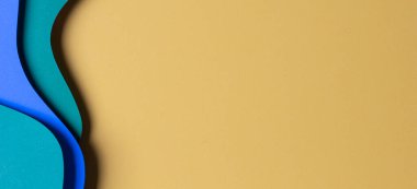 Soyut renkli kağıt dokusu arkaplanı. Asgari kağıt, geometrik şekil ve çizgilerin sarı, açık mavi ve yeşil renkli katmanlarını kesiyor. Üst görünüm, alanı kopyala