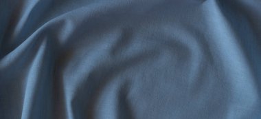 Soyut buruşmuş keten kumaş dokusu arka planı. Doğal maviye boyanmış keten organik eko tekstil tuval arka plan. Üst görünüm.