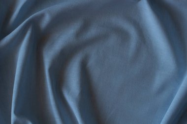 Soyut buruşmuş keten kumaş dokusu arka planı. Doğal maviye boyanmış keten organik eko tekstil tuval arka plan. Üst görünüm.