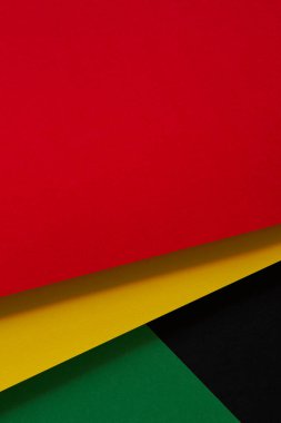 Siyah Tarih Ayı renk arkaplanı. Metin için kopyalama alanı olan soyut geometrik siyah, kırmızı, sarı, yeşil arkaplan.