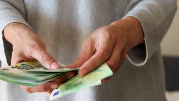 Женщины Руки Подсчитывают Наличные Банкноты Евро Большие Суммы Наличных Денег — стоковое видео