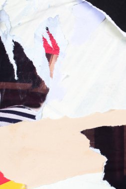 Eski grunge yırtık kolaj posterleri buruşmuş kağıt pankart dokusu arka planı. Yırtılmış solmuş kağıt yüzey levhası.